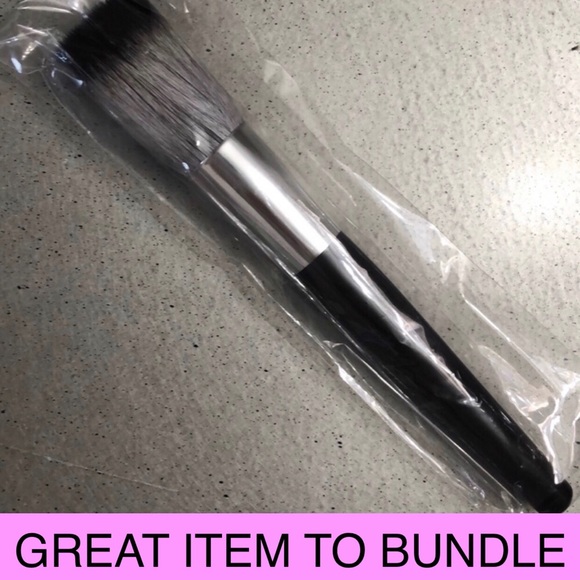 Laura Geller Other - NEW LAURA GELLER Make-Up Brush-powder-many uses-